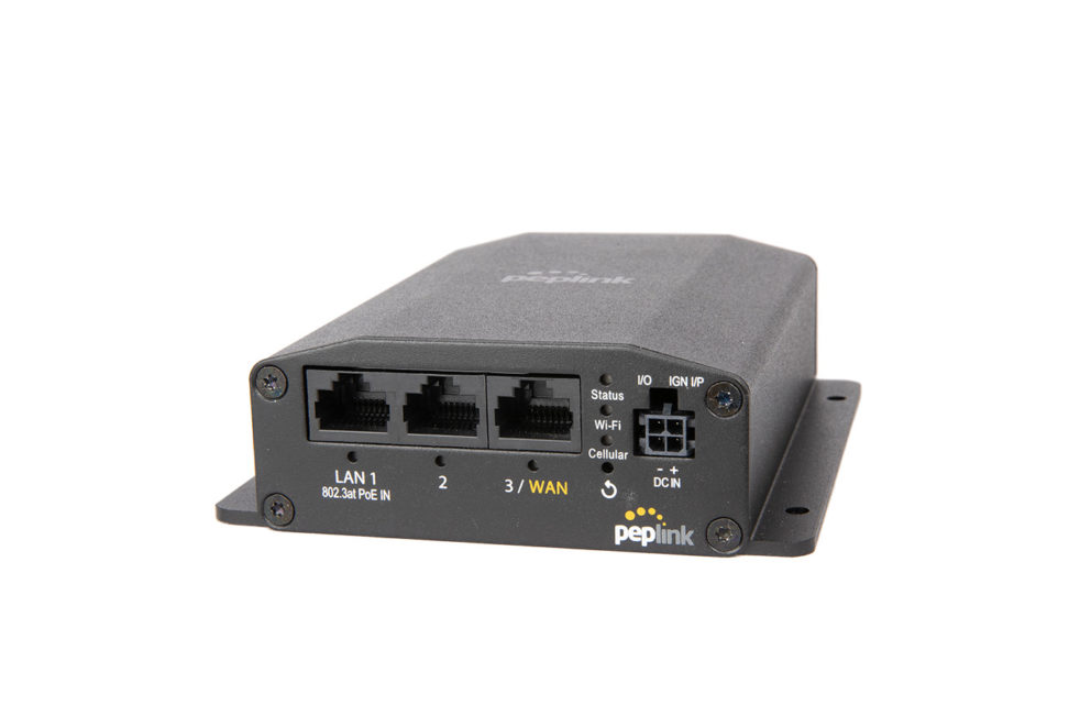 Pepwave MAX BR1 mini 4G visto de frente: puertos LAN, WAN y conector de alimentación